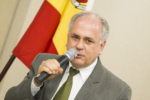 professor Carlos Herrero de Moraes, chefe do Departamento de Odontologia da UEM