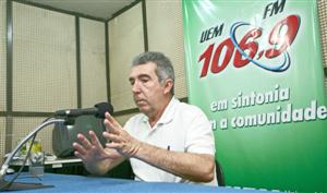 Alaor Chaves, em entrevista na Rádio UEM FM
