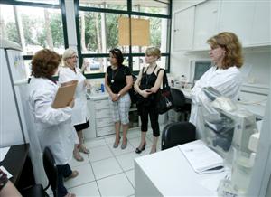 As representantes da UGF (ao centro) em visita aos laboratórios da UEM
