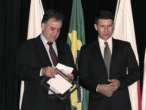 Geraldo Tadeu (à esquerda da foto) com o presidente da Sociedade Brasileira de Zootecnia, Claudson Oliveira Brito, durante a premiação da SBZ