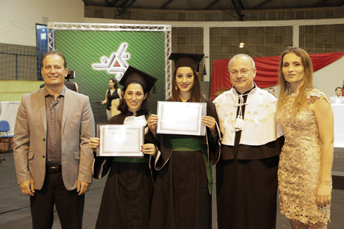 da esquerda para direita: O prefeito de Ivaiporã, Luiz Carlos Gil, Ana Paula Zilio e Paula Fernanda Avanzi, exibindo as láures, Mauro Baesso e Andreia Paula Basei