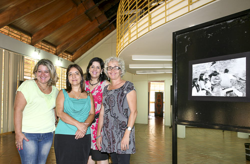 Cláudia Mara dos Santos, Celene Tonella, Jacqueline Regiani e Laura Chaves. Ao fundo, paineis da exposição Terra e Vida