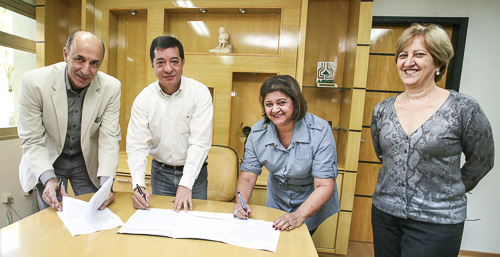 Antônio Recco, Júlio Prates Filho e Anita Herbele assinam o convênio ao lado da vice-reitora Neusa Altoé