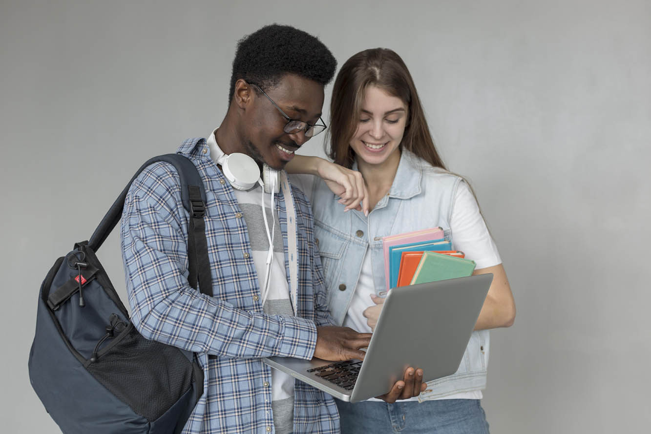 alunos com laptop bolsas uem