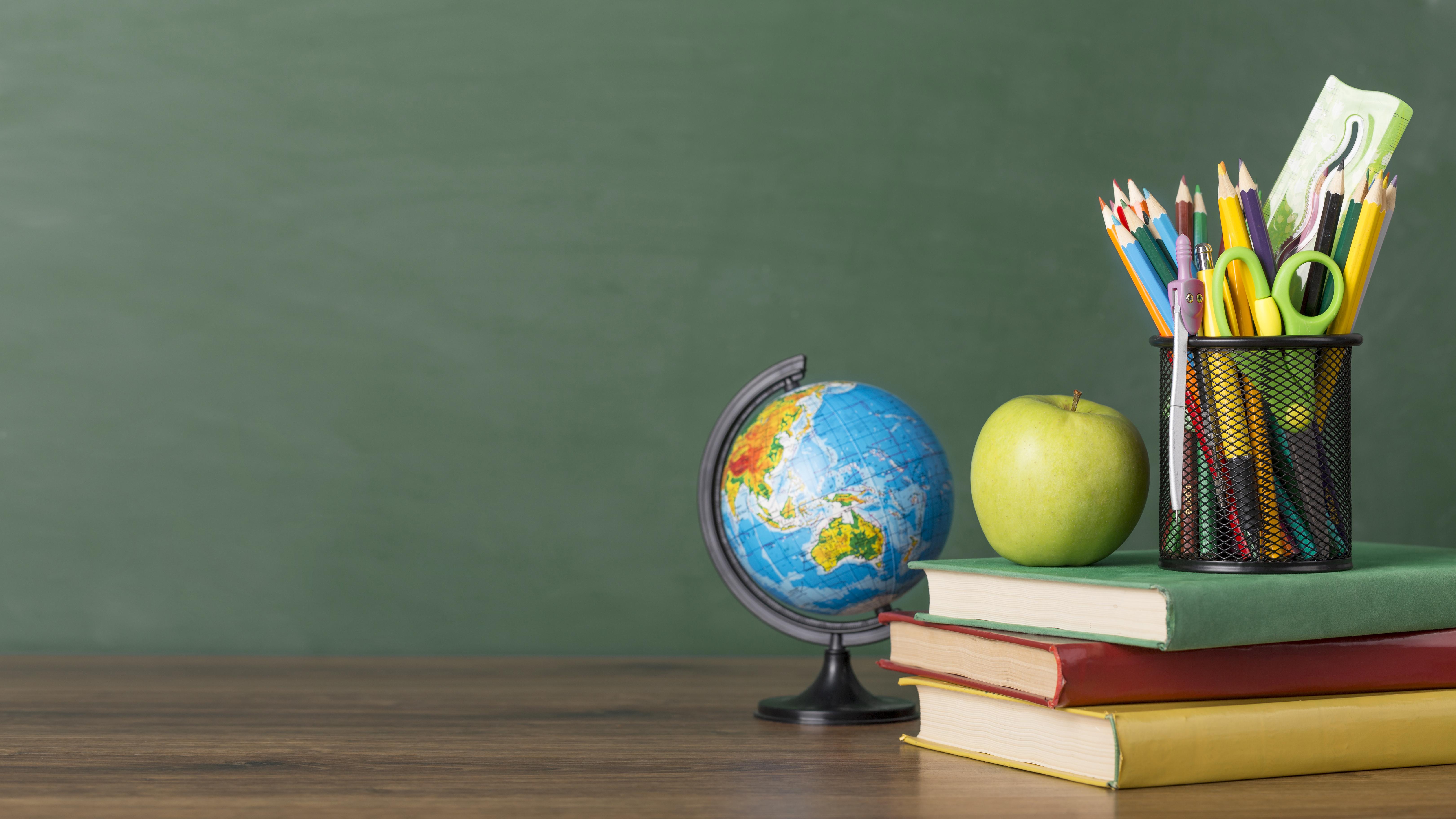 organizacao do dia da educacao em uma mesa com espaco de copia