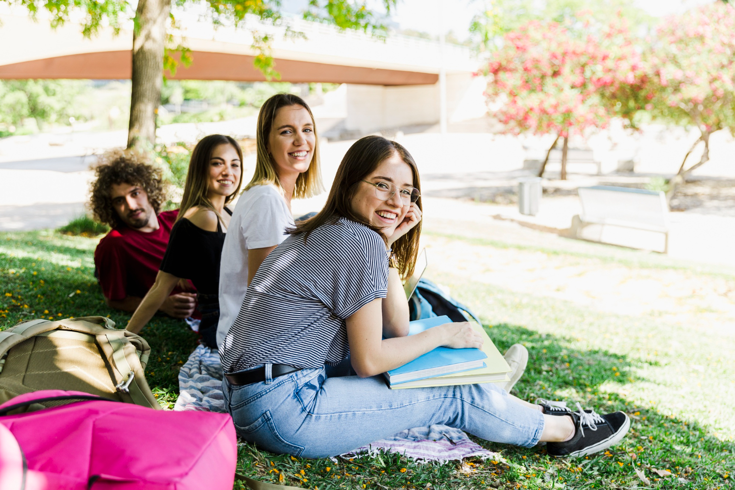 rindo estudantes sentados no chao do parque
