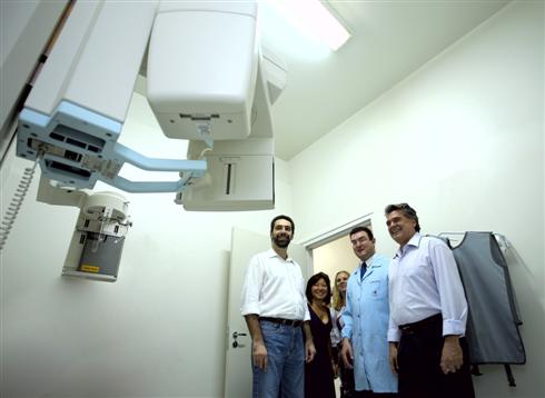 Verri, Gasparetto e Sperandio em frente ao Raio-X Panorâmico