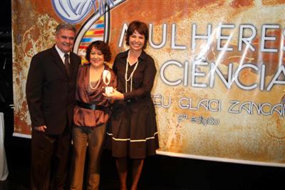 Célia Regina Tavares posa para foto junto com a secretária Lygia Pupatto e com o reitor da UEM, Décio Sperandio / Foto: Joka Madruga/Seti 