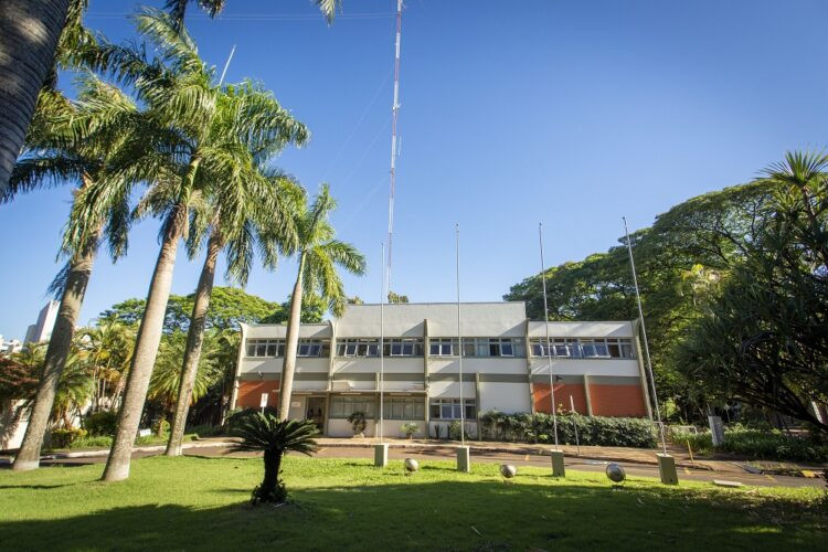 2021-10-13campusuemfachadaeiluminacaoledpassarela--750x500